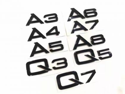 Scritta Stemma Targhetta - Audi A1 A3 A4 A5 A6 A7 Q2 Q3 Q5 Q7 - Nero Lucido
