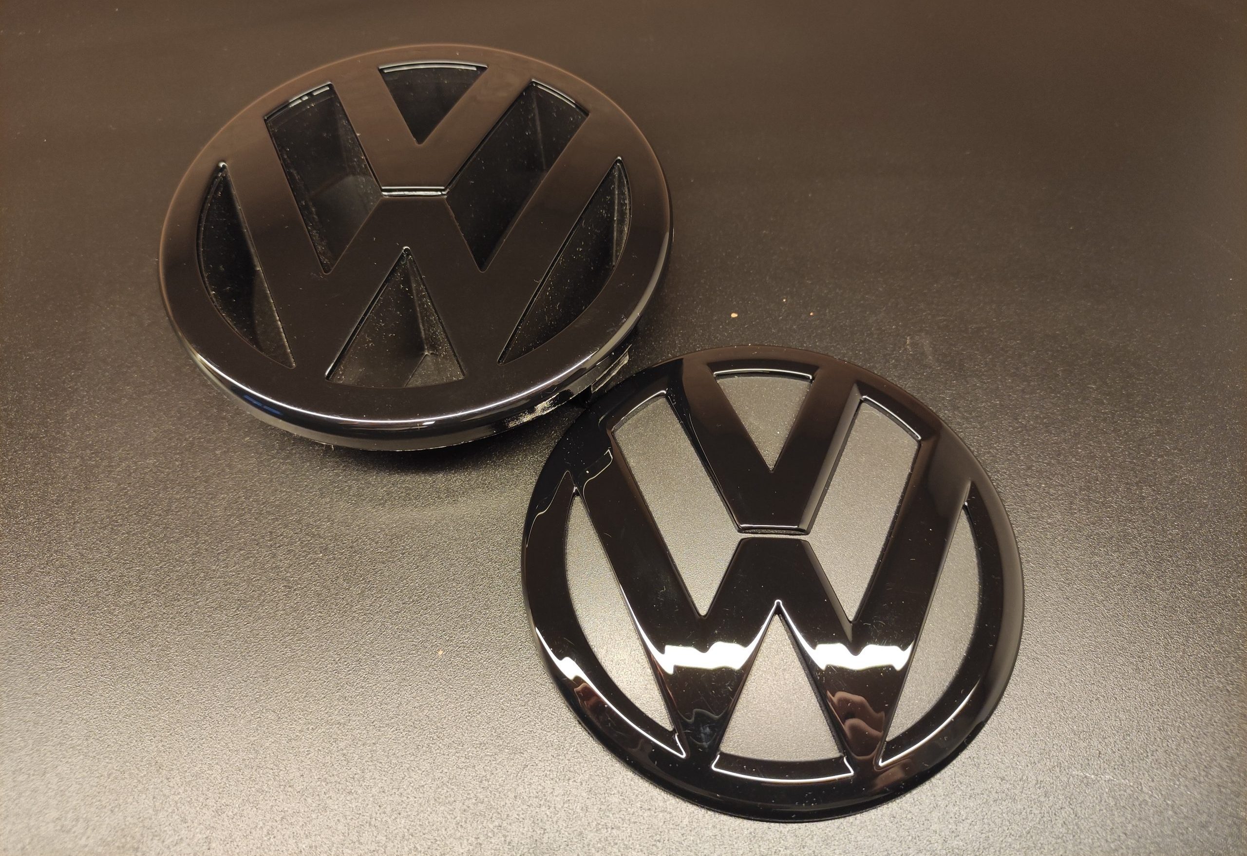 VW Golf 5 MK5 - Coppia Stemma Logo - Anteriore Posteriore - Nero Lucido